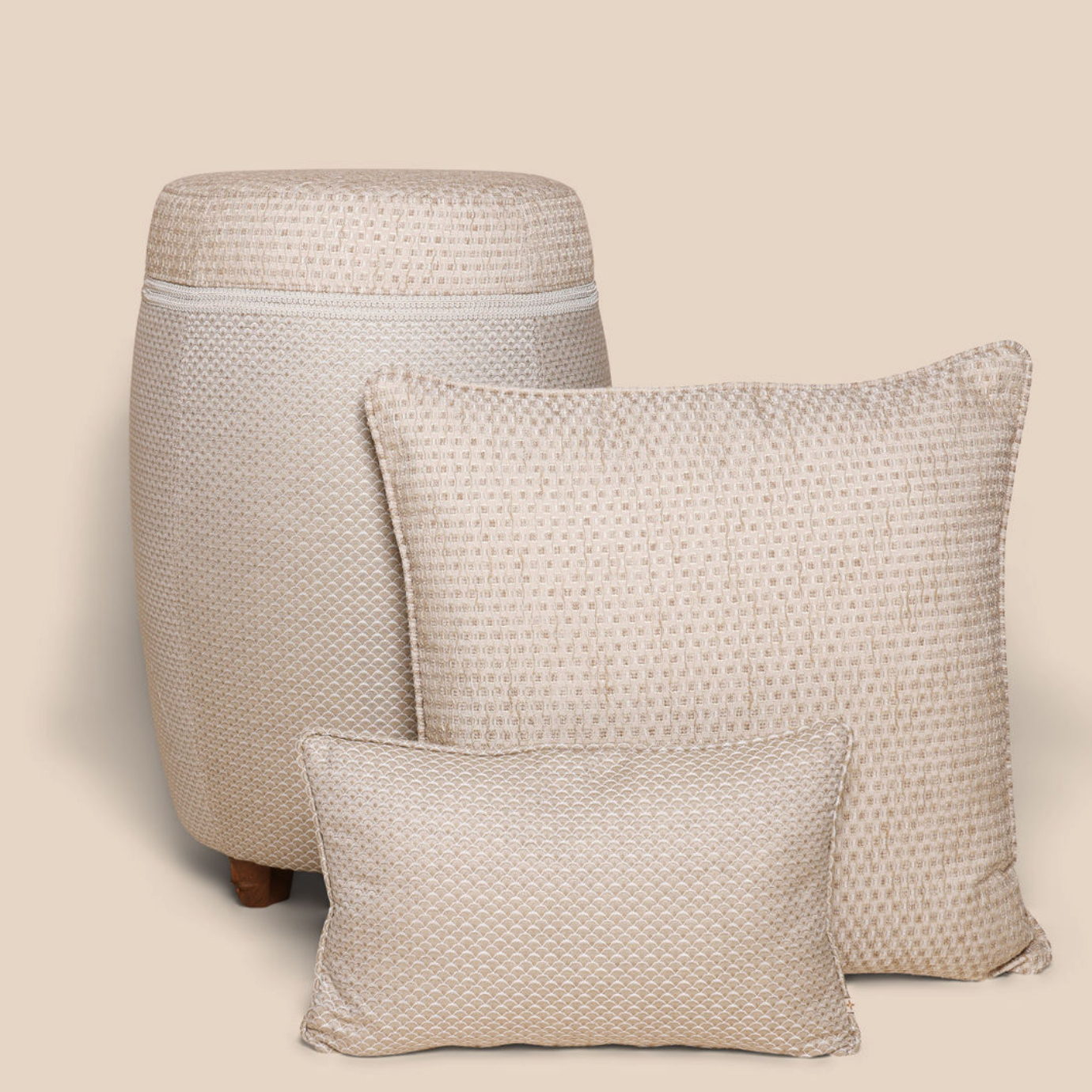 Luxe barkruk kussen met luxe stof wit goud patroon