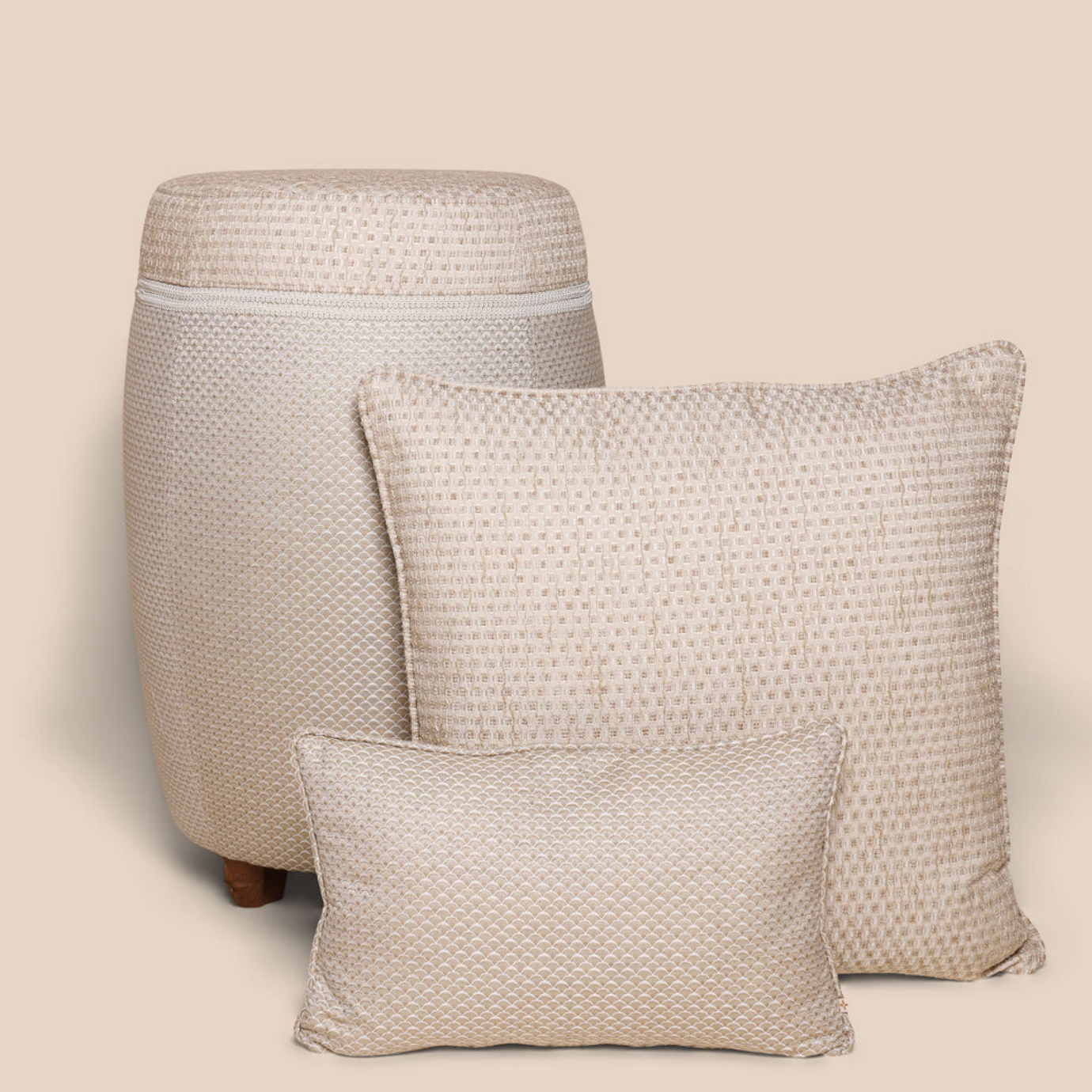 Luxe barkruk kussen met luxe stof wit goud patroon