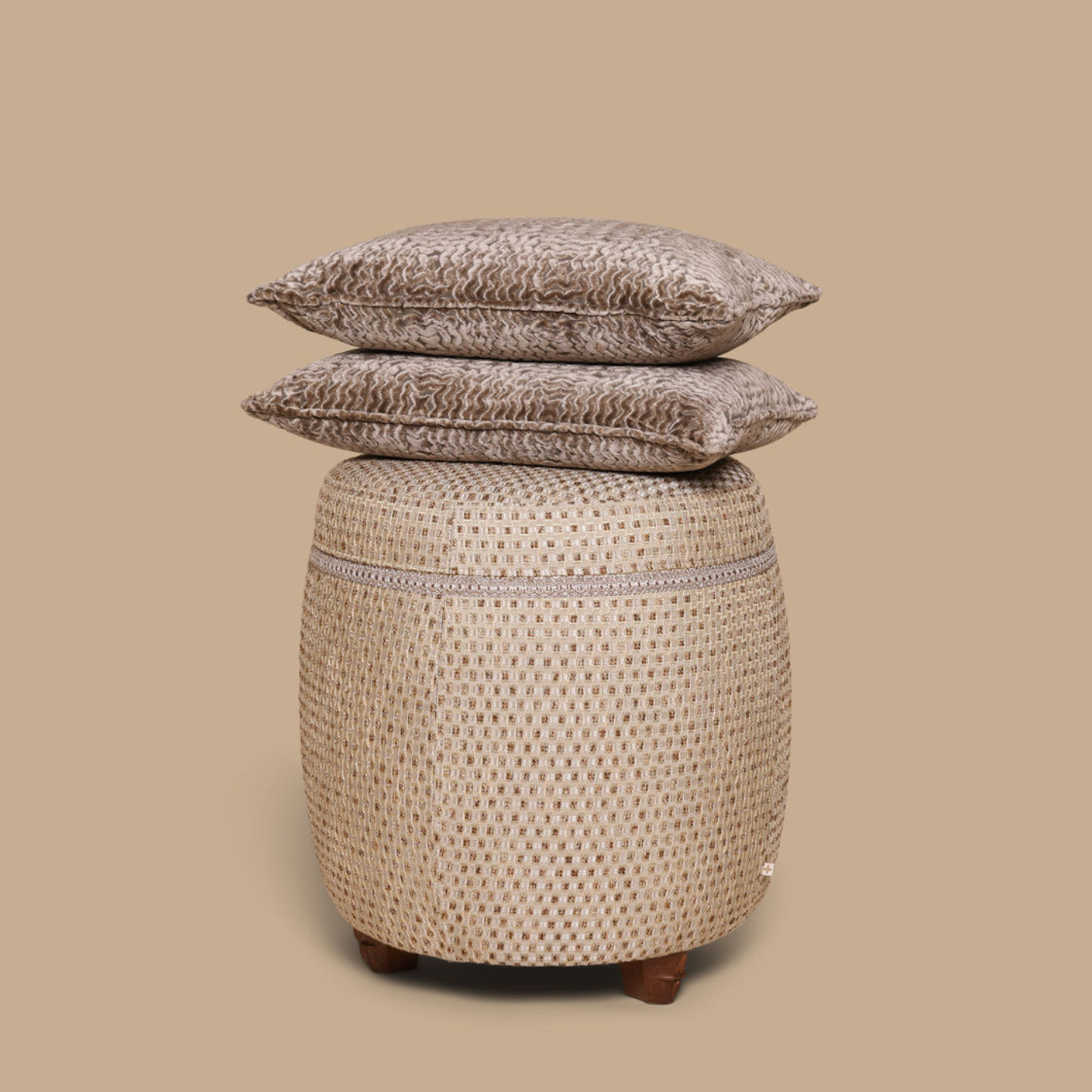 Luxe poef met luxe stof bruin goud patroon