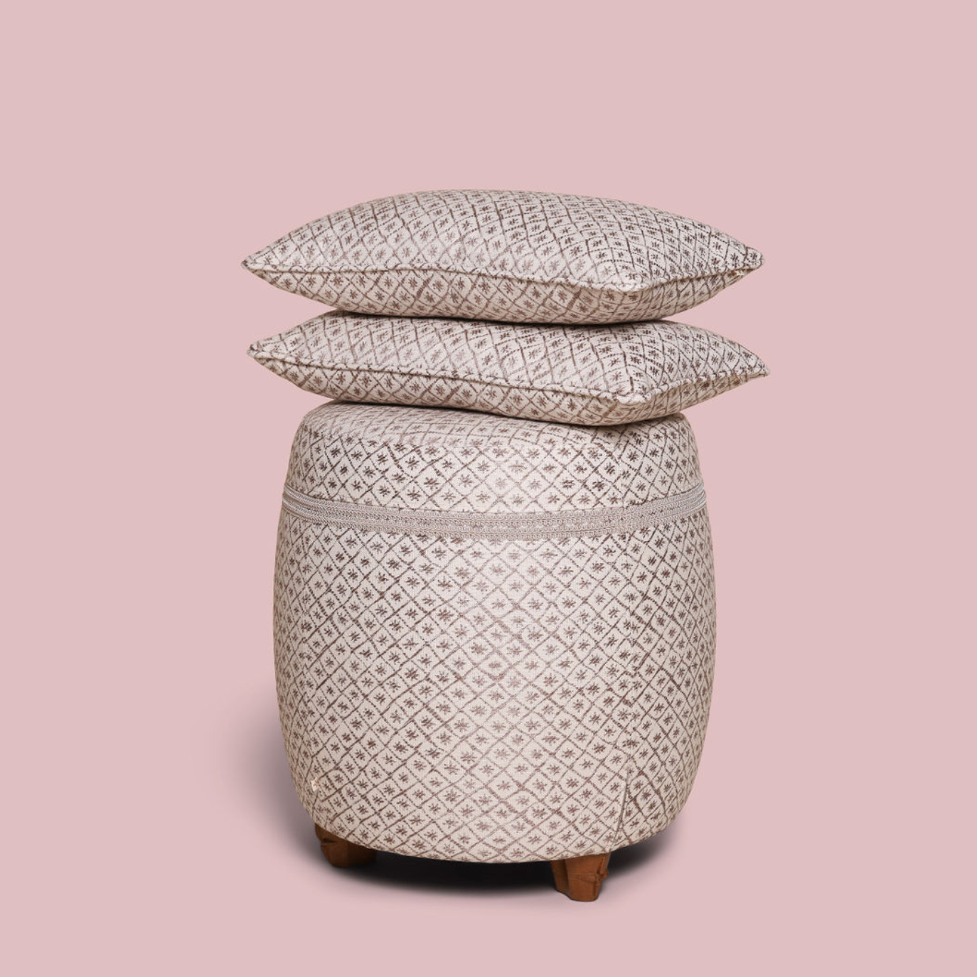 Luxe poef en kussen met luxe stof wit paars roze patroon ster