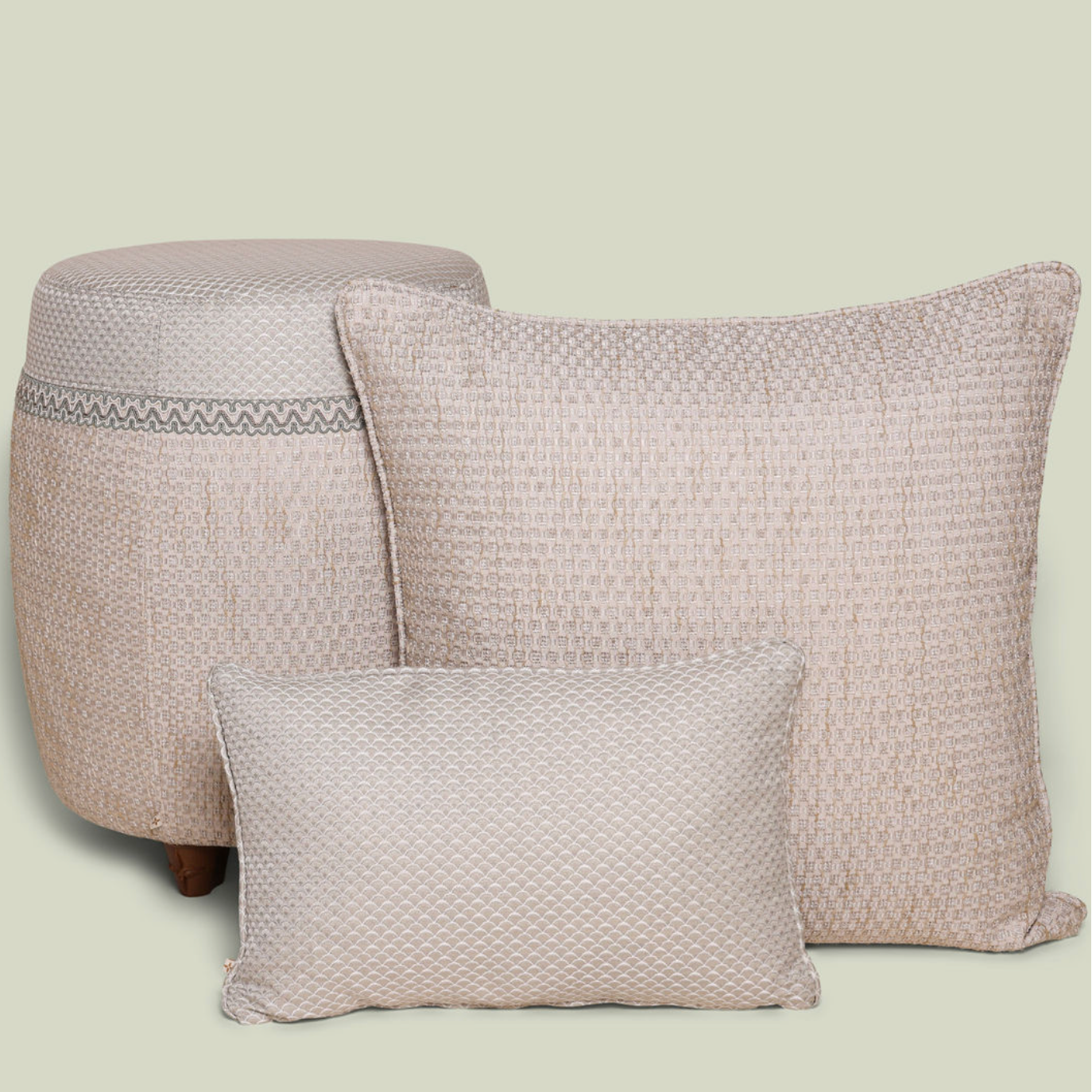 Luxe poef en kussen met luxe stof patroon blauw wit grijs schelp