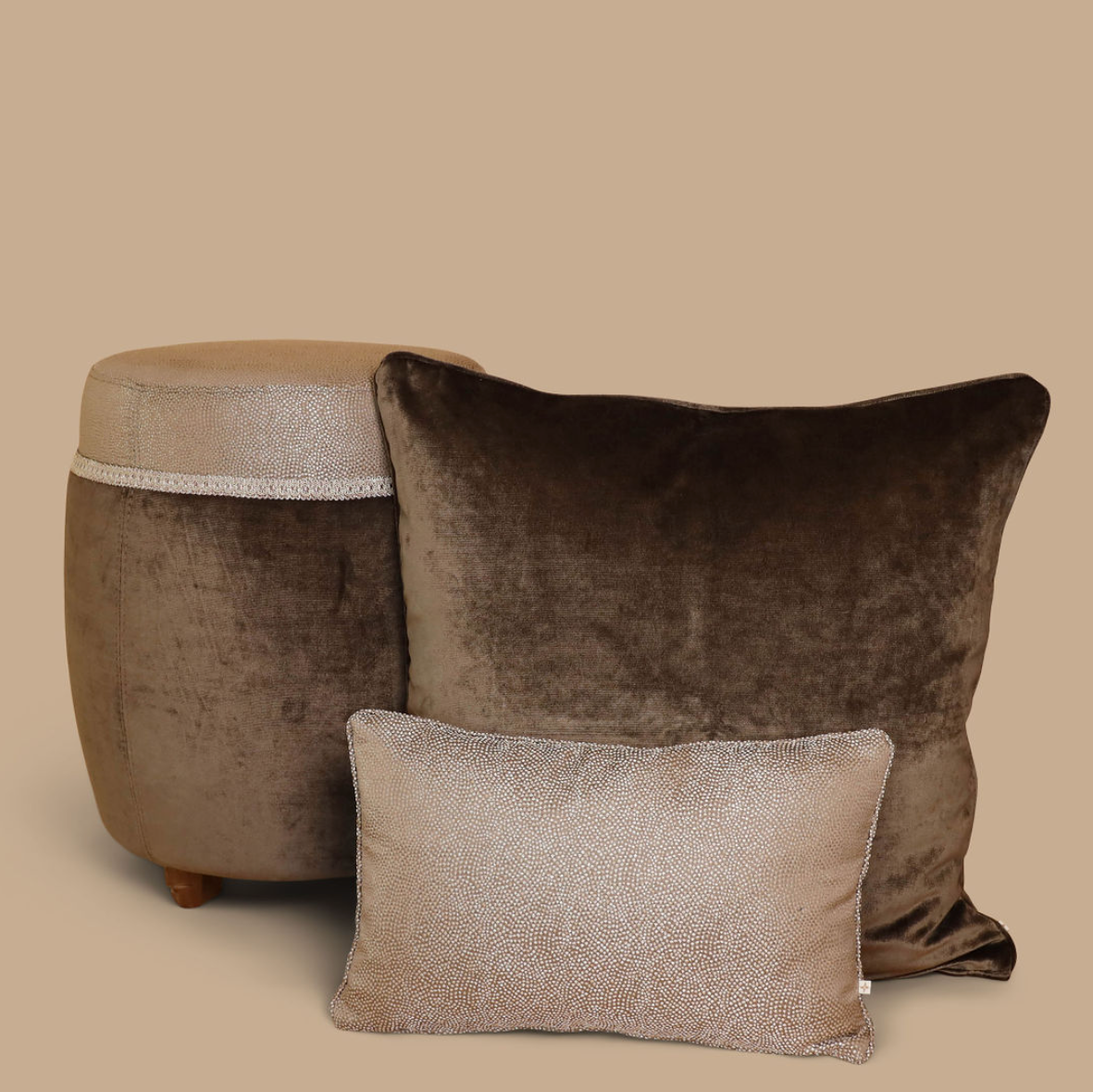 Luxe stoel poef luxe kussens bruin goud patroon
