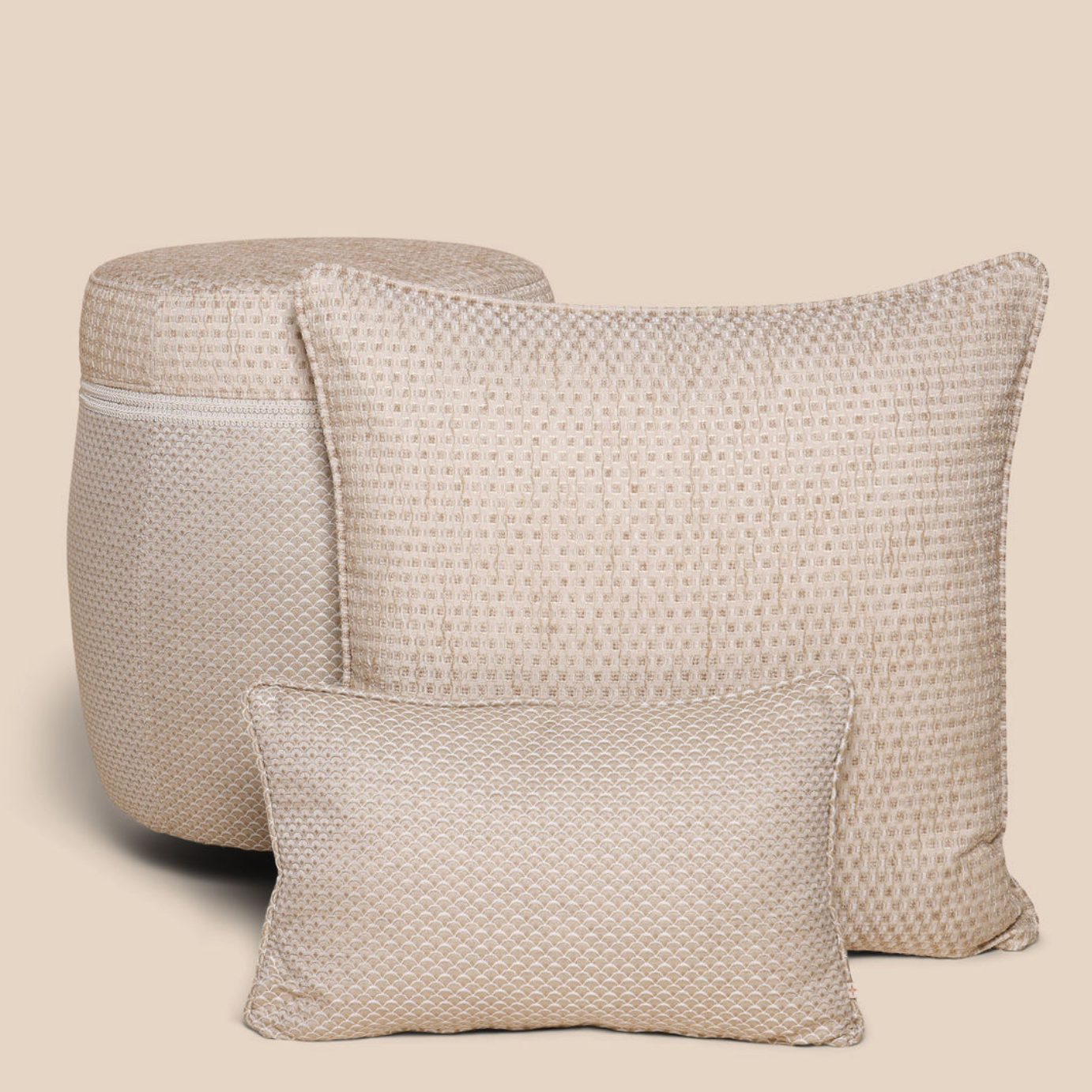 Luxe stoel poef en kussen met luxe stof wit goud patroon