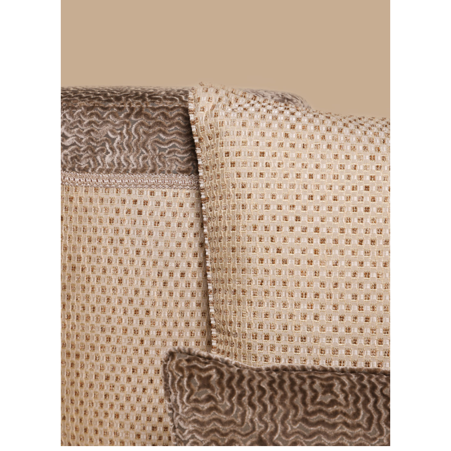 Luxe barkruk en luxe kussen met luxe stof bruin goud patroon