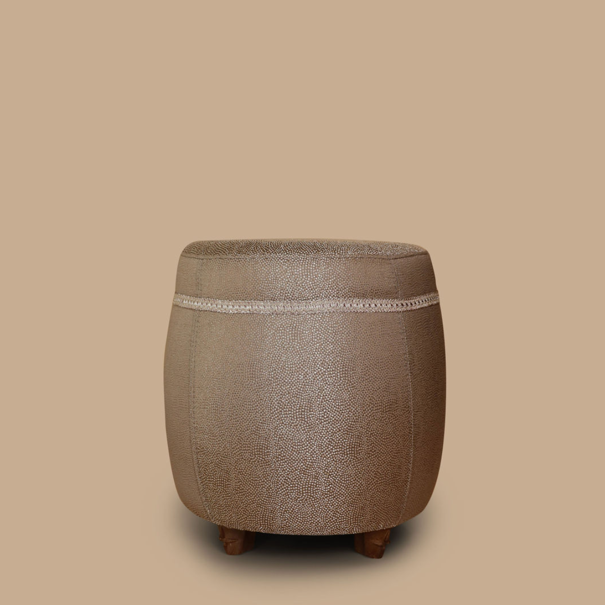 Luxe poef met luxe stof goud bruin patroon glimmend