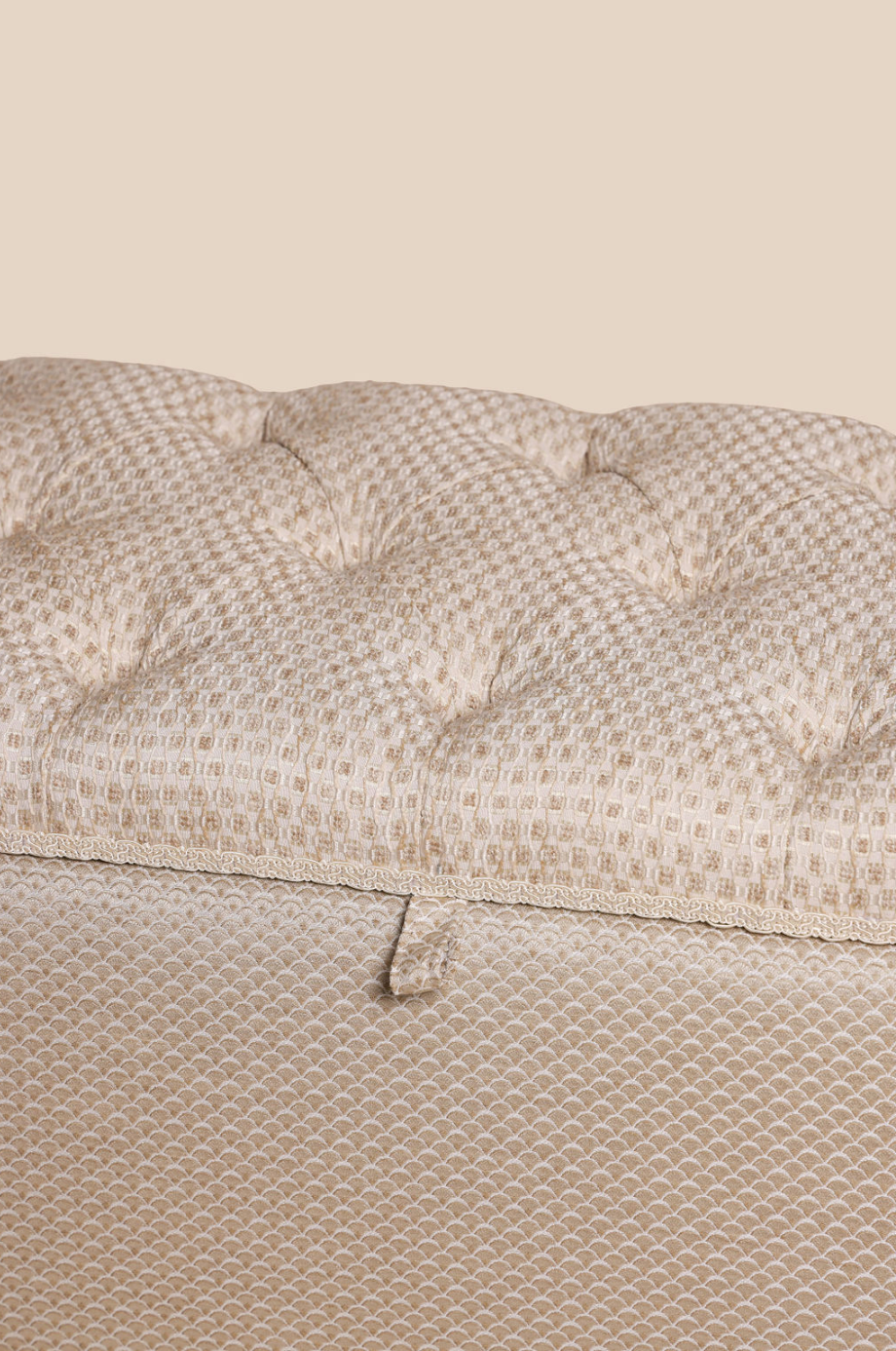 #43 34 Hocker White gold