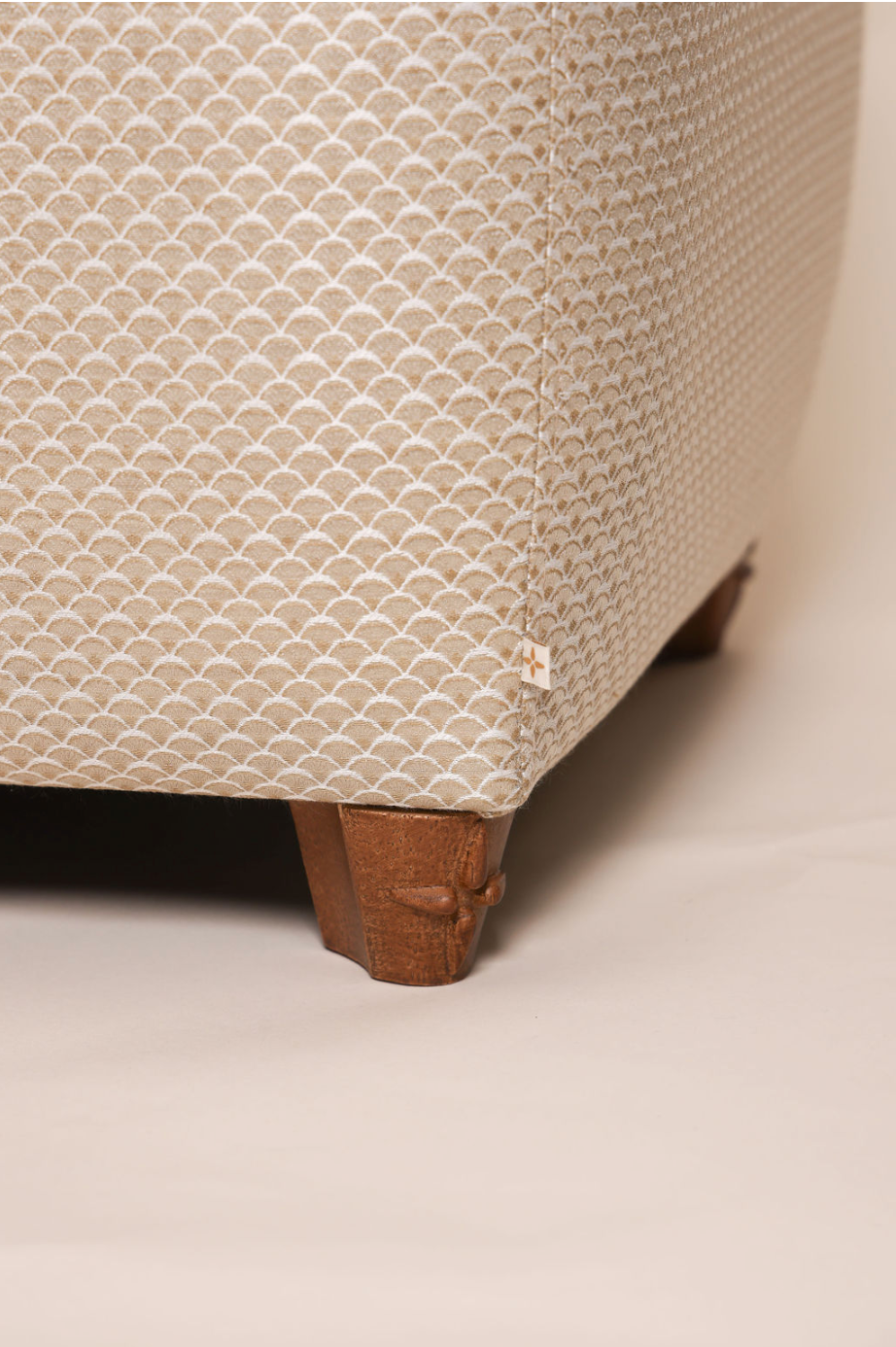 #43 34 Hocker White gold