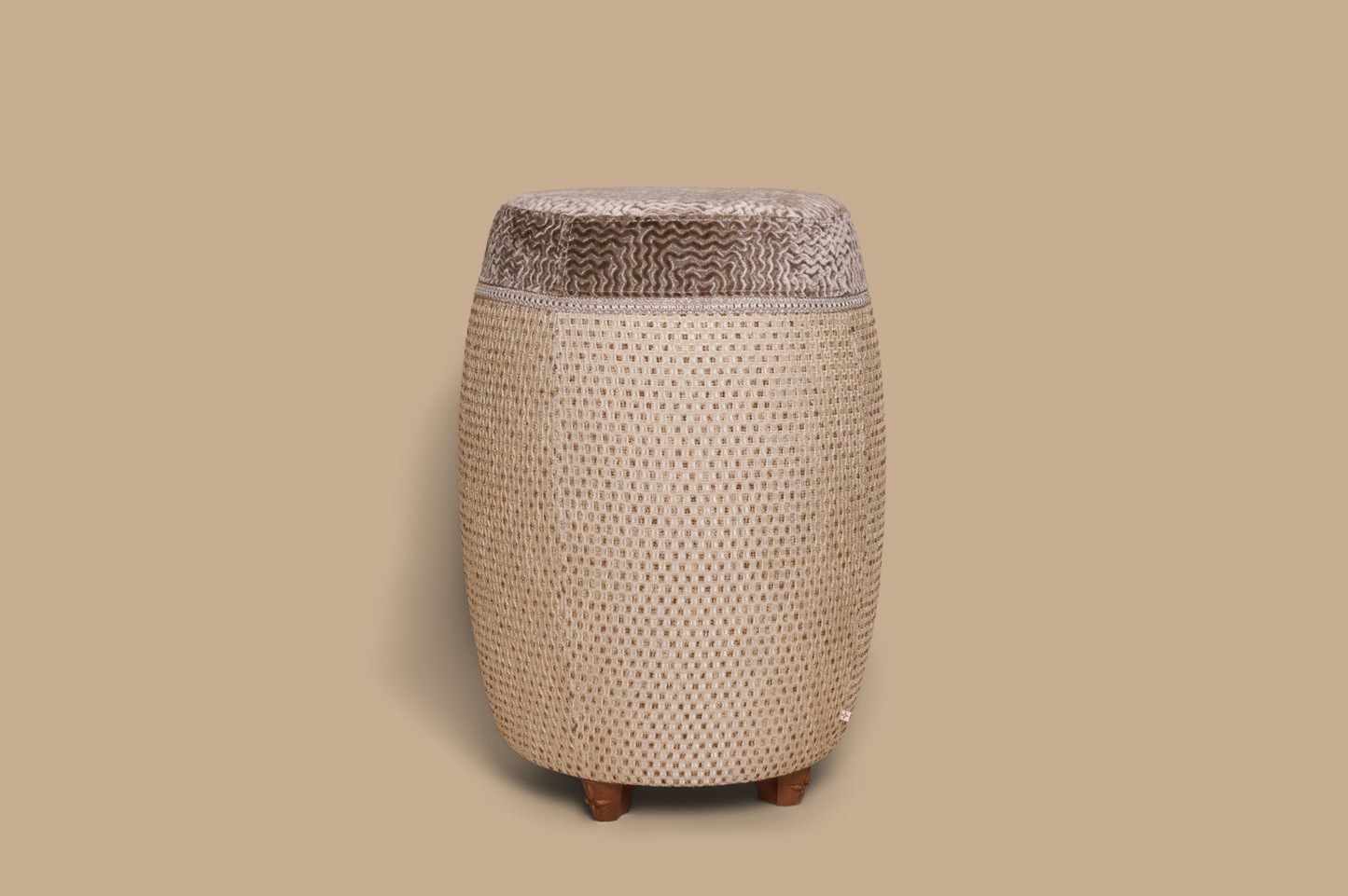 Luxe barkruk poef met luxe stof bruin goud patroon 