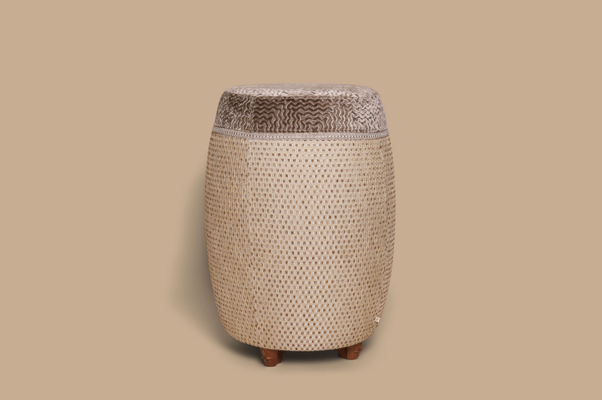 Luxe barkruk poef met luxe stof bruin goud patroon 