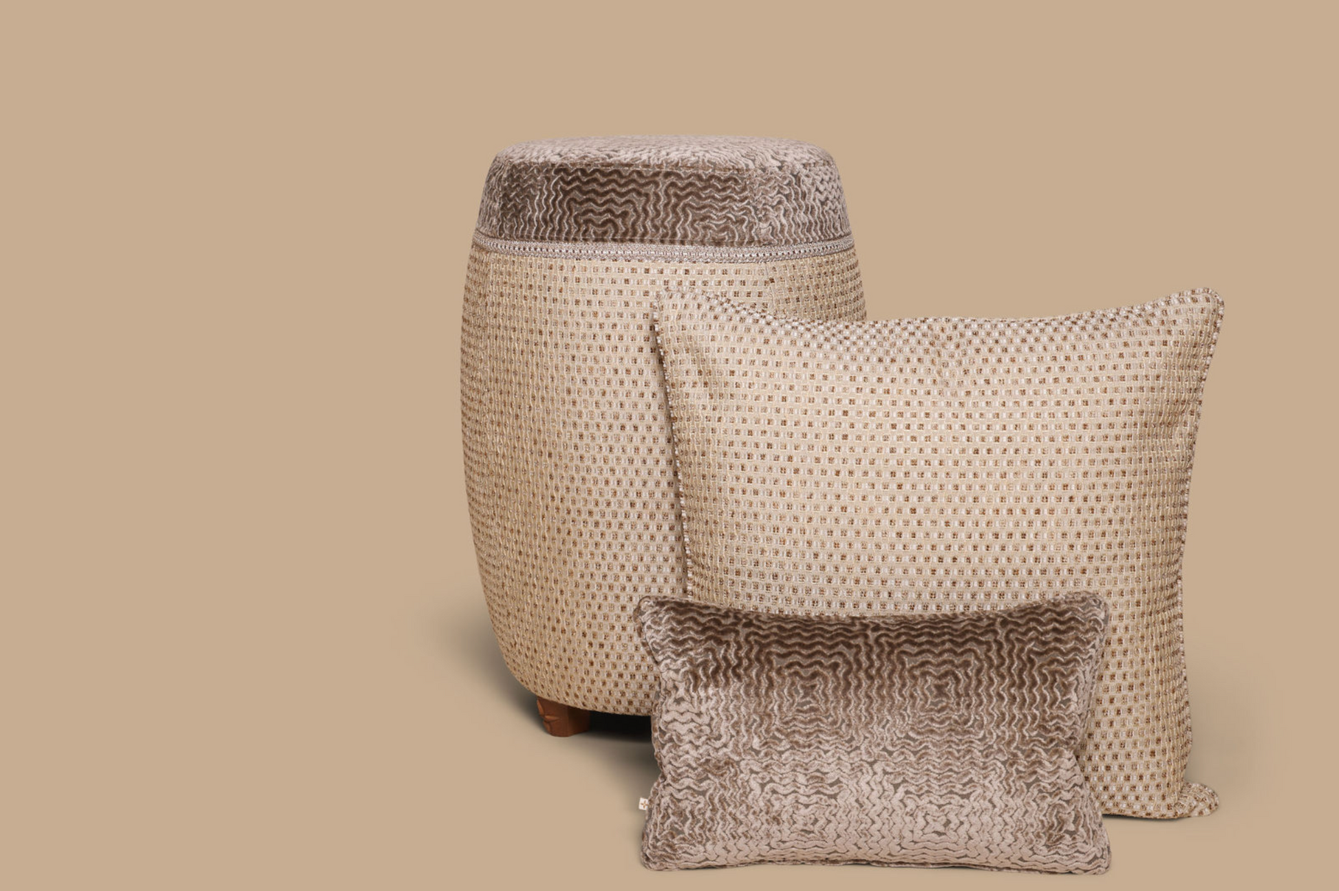 Luxe barkruk en luxe kussen met luxe stof bruin goud patroon 