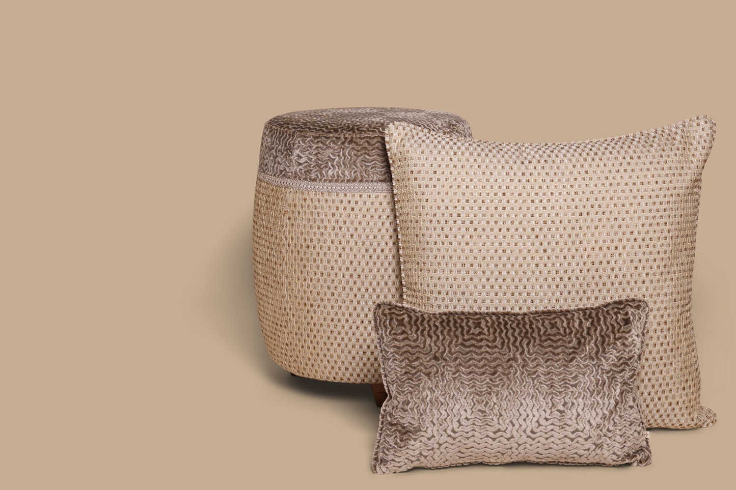Luxe barkruk en luxe kussen met luxe stof bruin goud patroon 