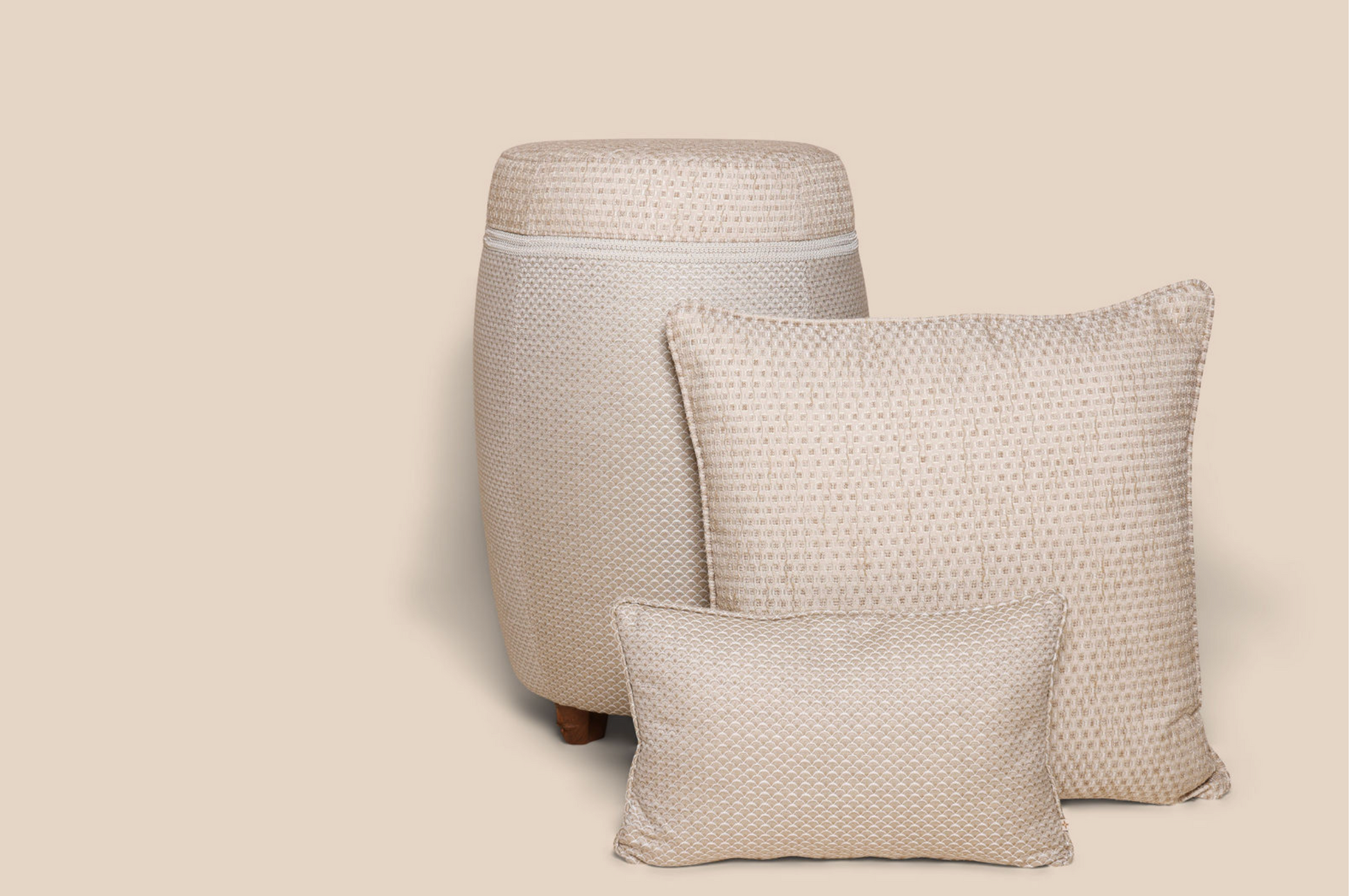 Luxe barkruk kussen met luxe stof wit goud patroon