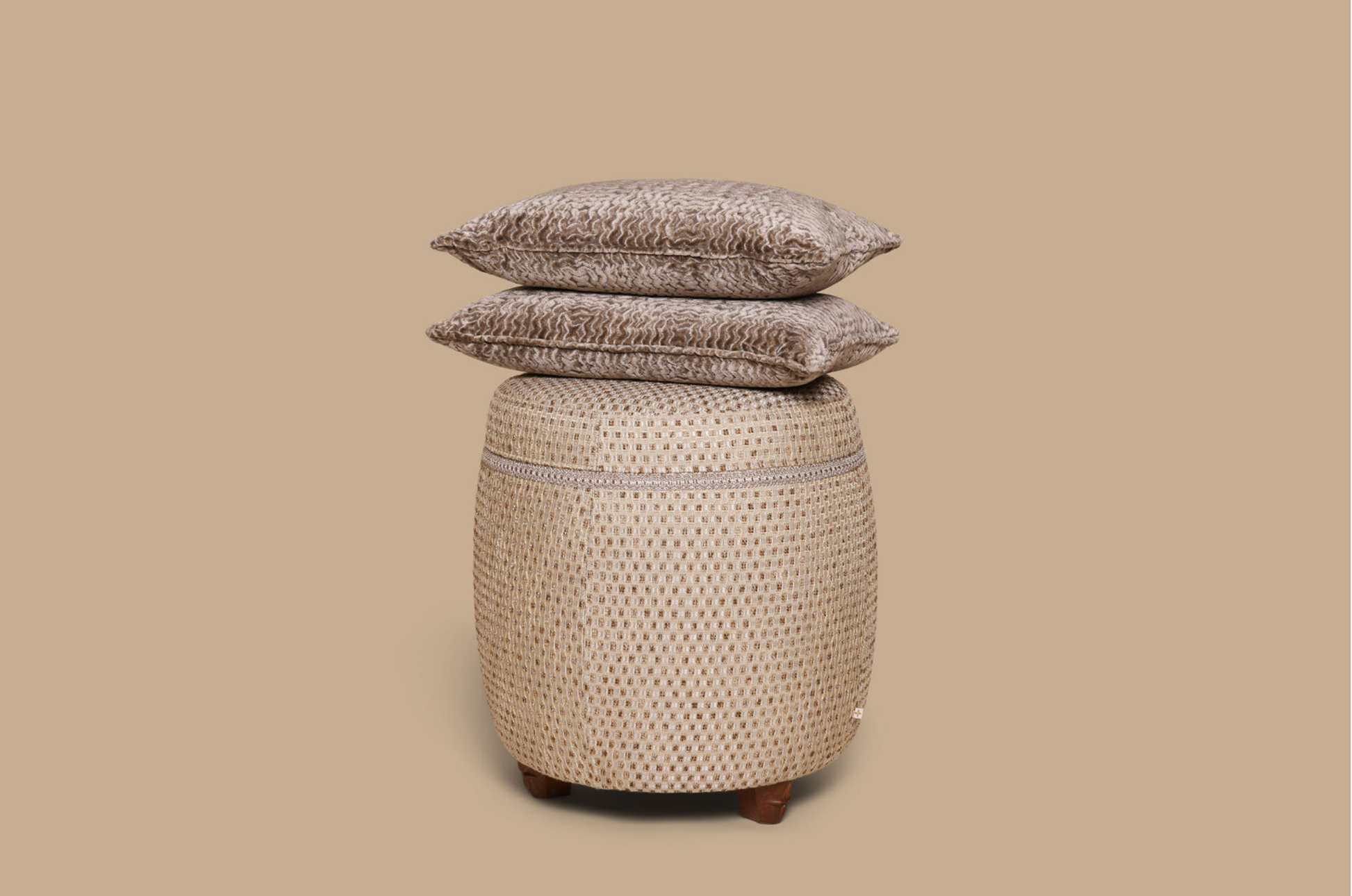 Luxe poef met luxe stof bruin goud patroon 
