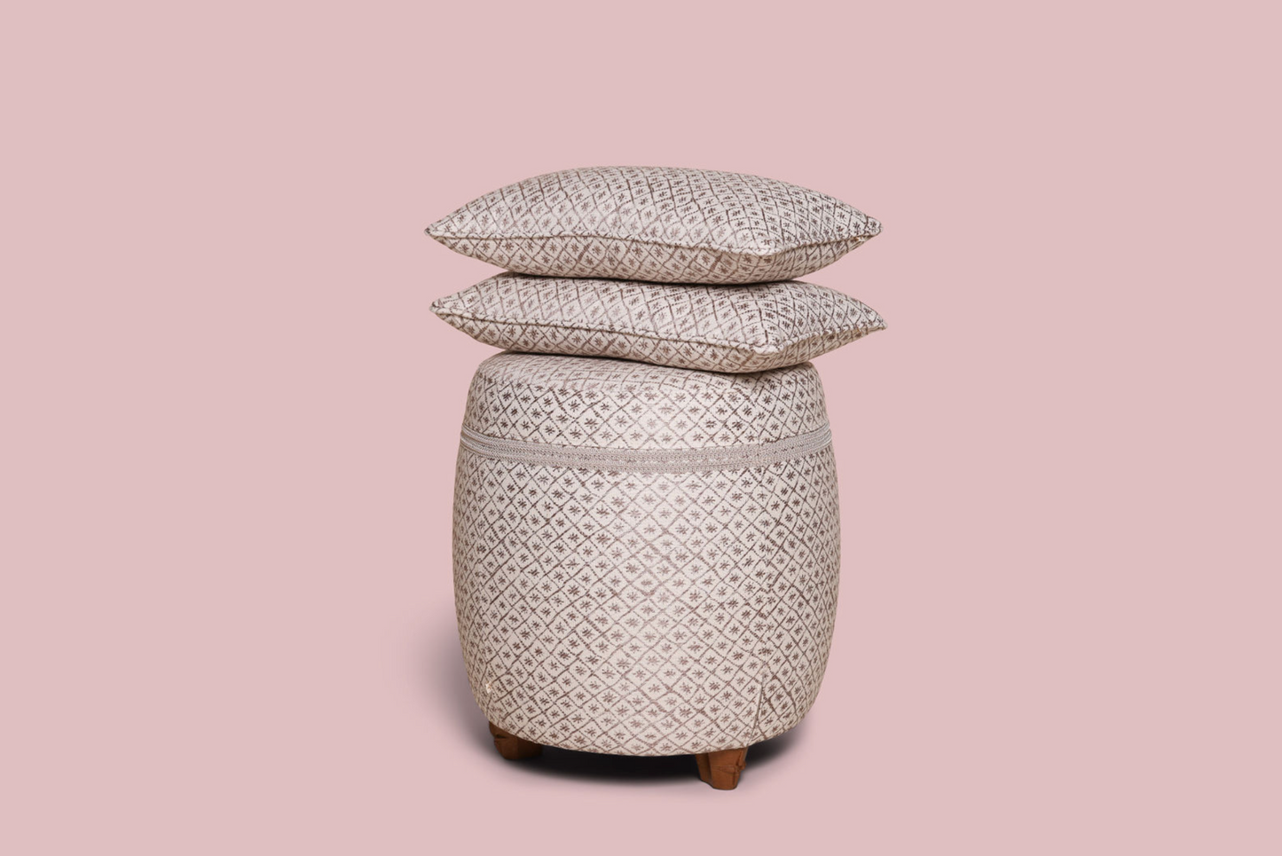 Luxe poef en kussen met luxe stof wit paars roze patroon ster