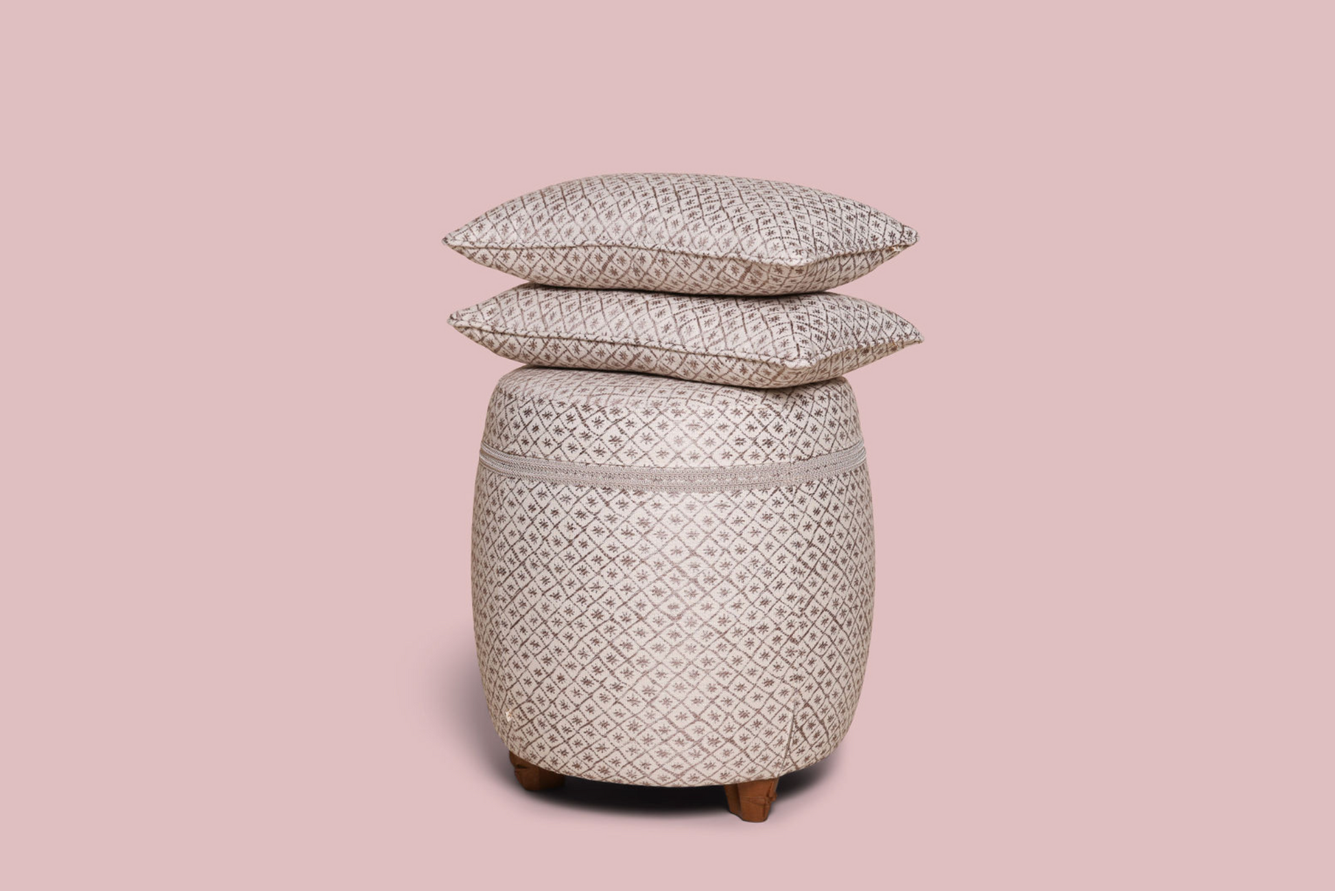 Luxe poef en kussen met luxe stof wit paars roze patroon ster