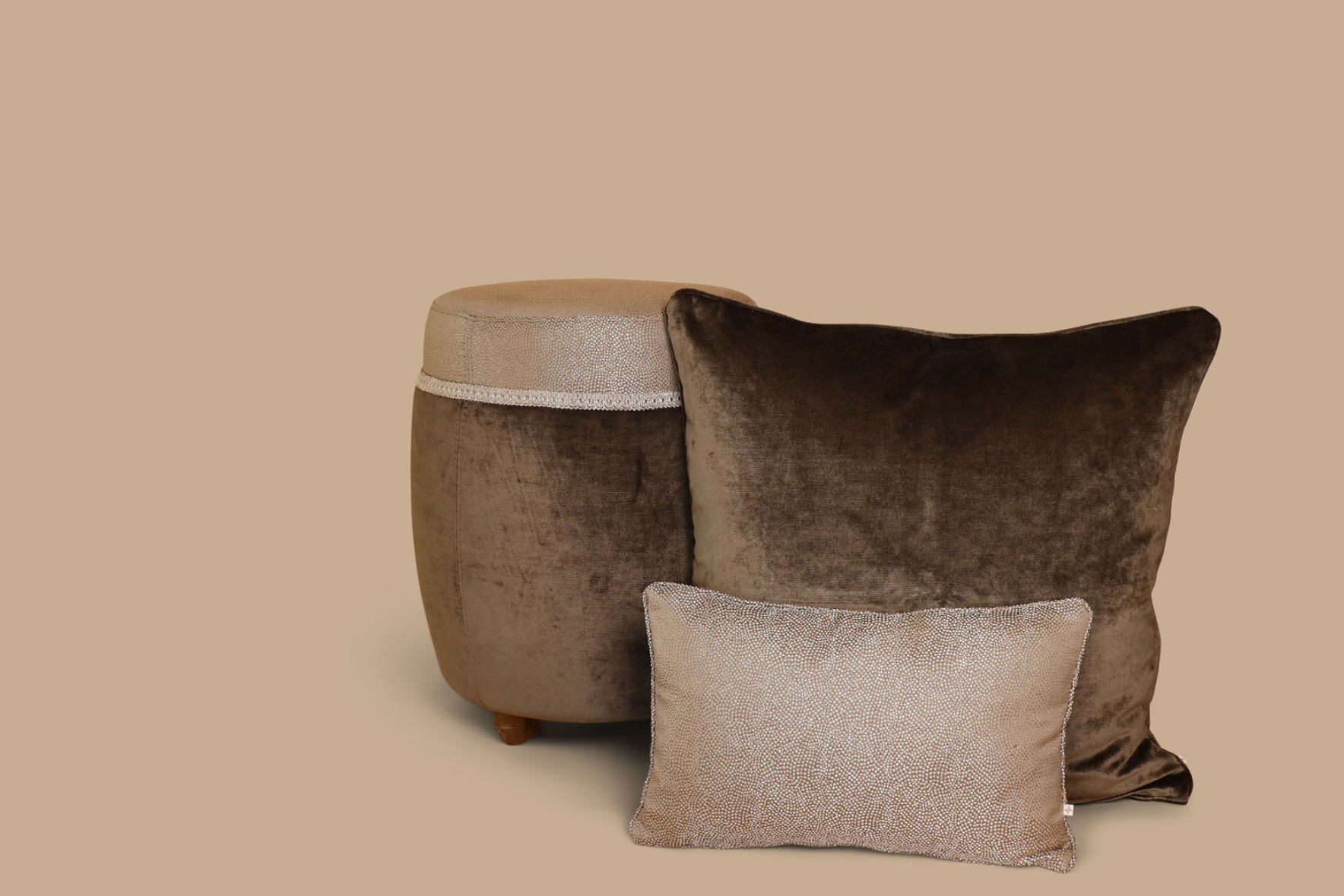 Luxe stoel poef luxe kussens bruin goud patroon