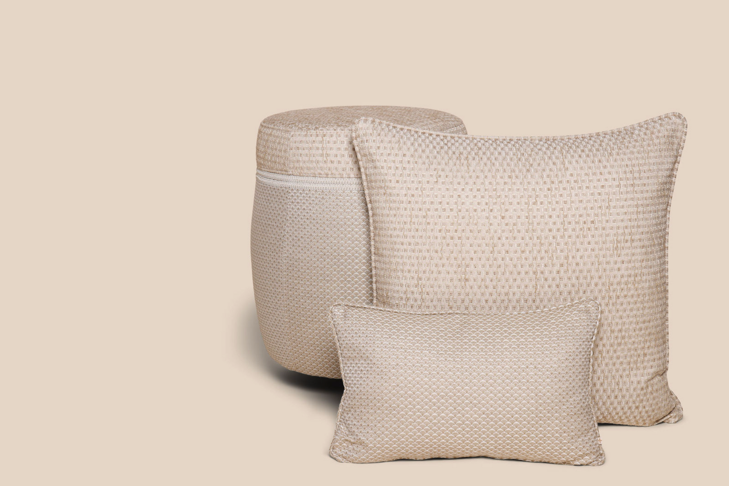 Luxe stoel poef en kussen met luxe stof wit goud patroon 