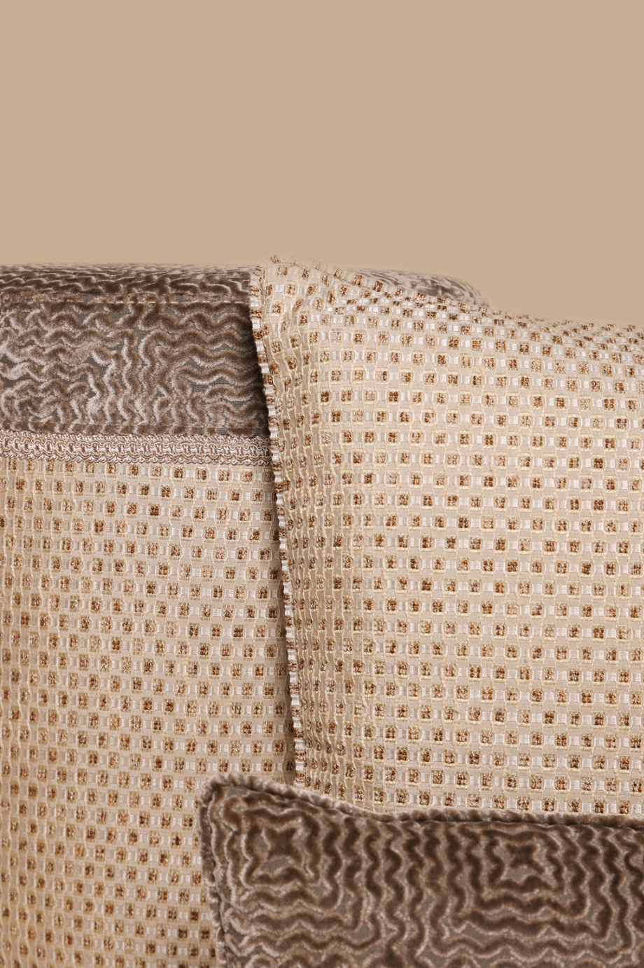 Luxe barkruk en luxe kussen met luxe stof bruin goud patroon 