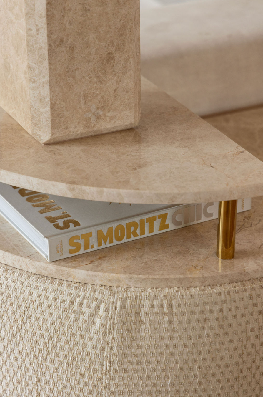 Marmere lamp met kap en bijzettafel met marmere blad beige