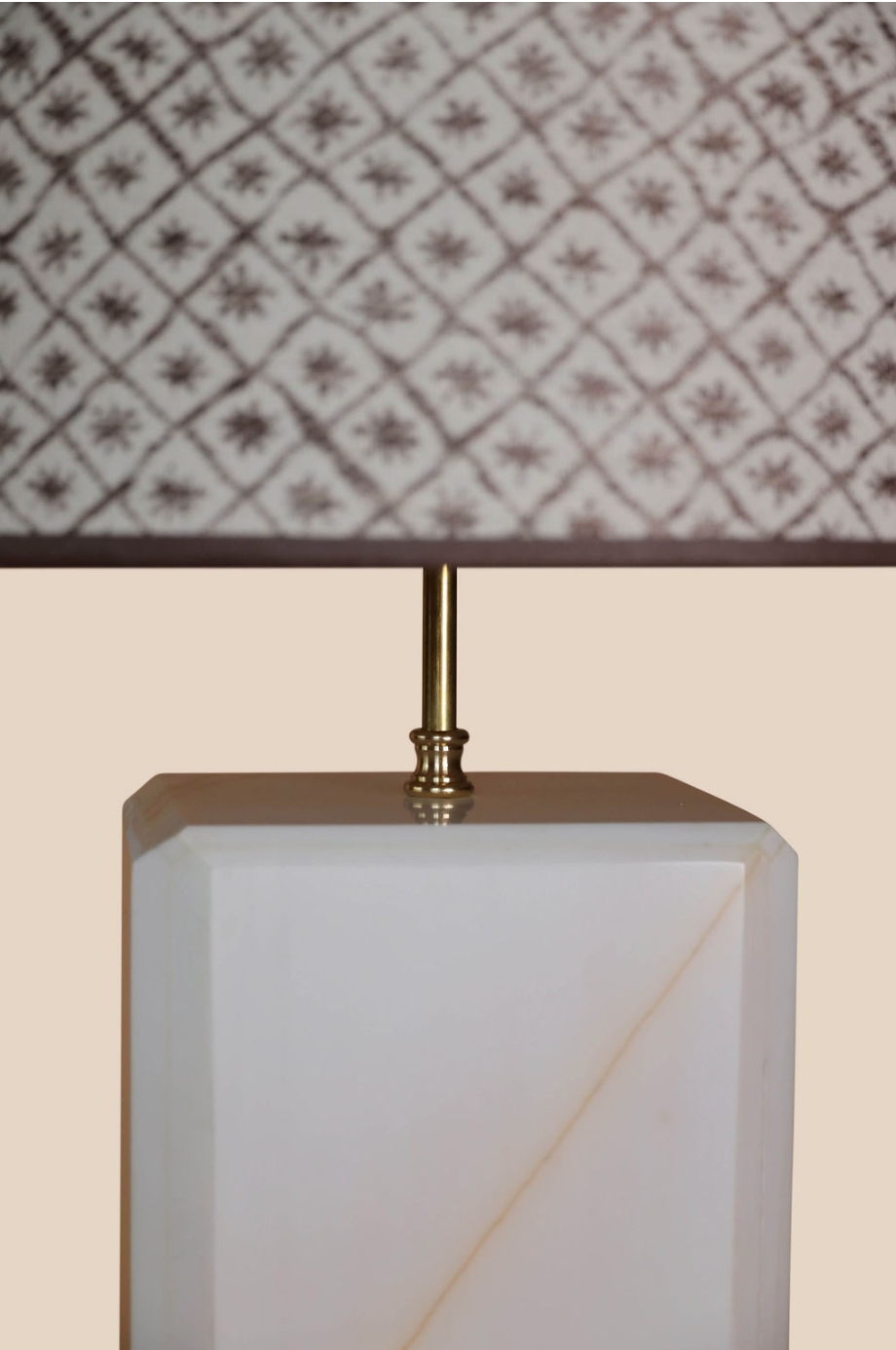 Marmere lampvoet wit gouden detail luxe lampenkap wit paars rose print