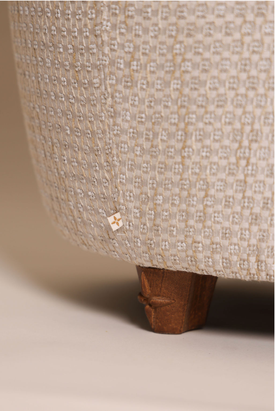 Luxe poef houten pootje
