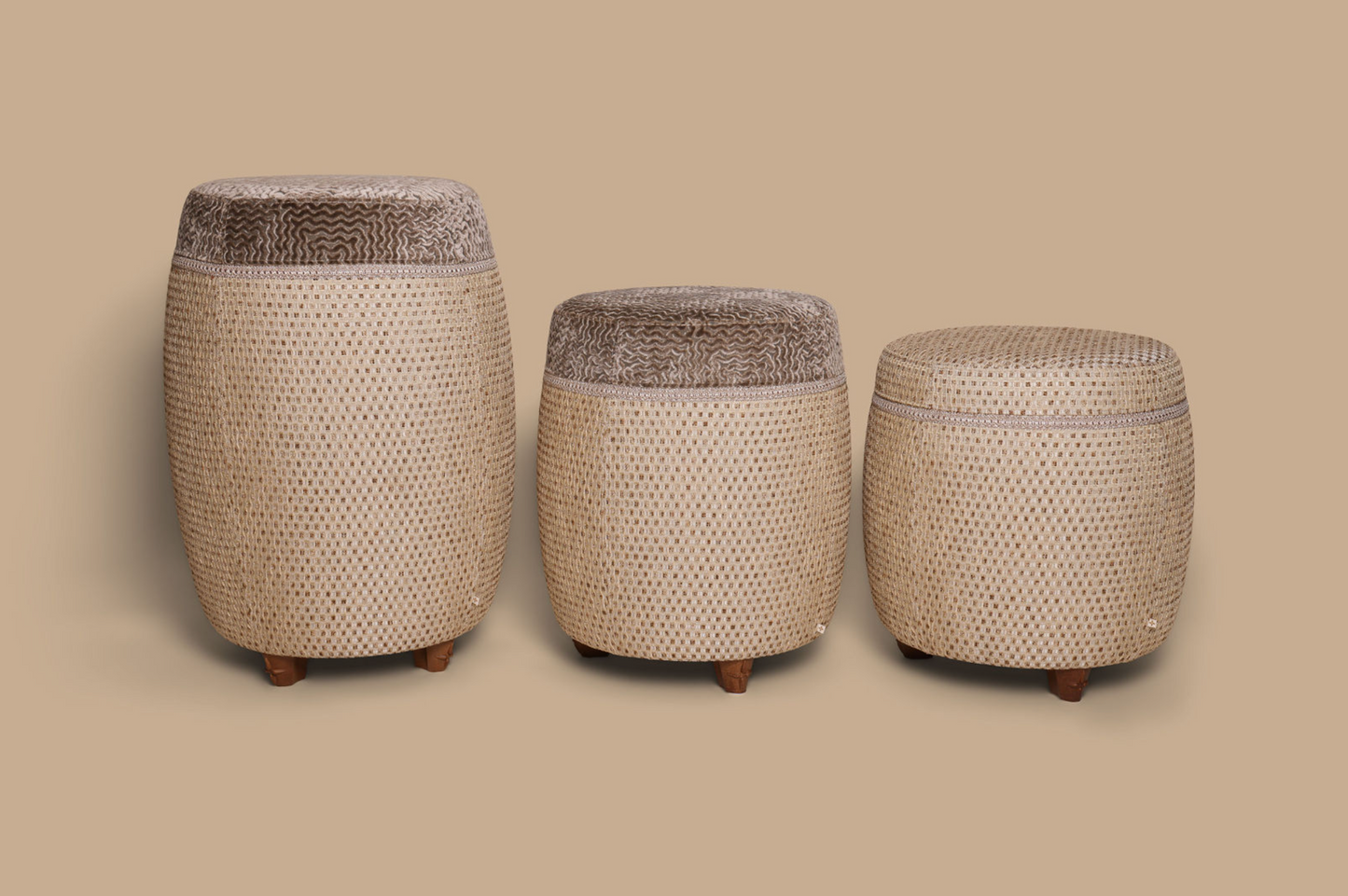 Luxe barkruk stoel poef met luxe stof bruin goud patroon 