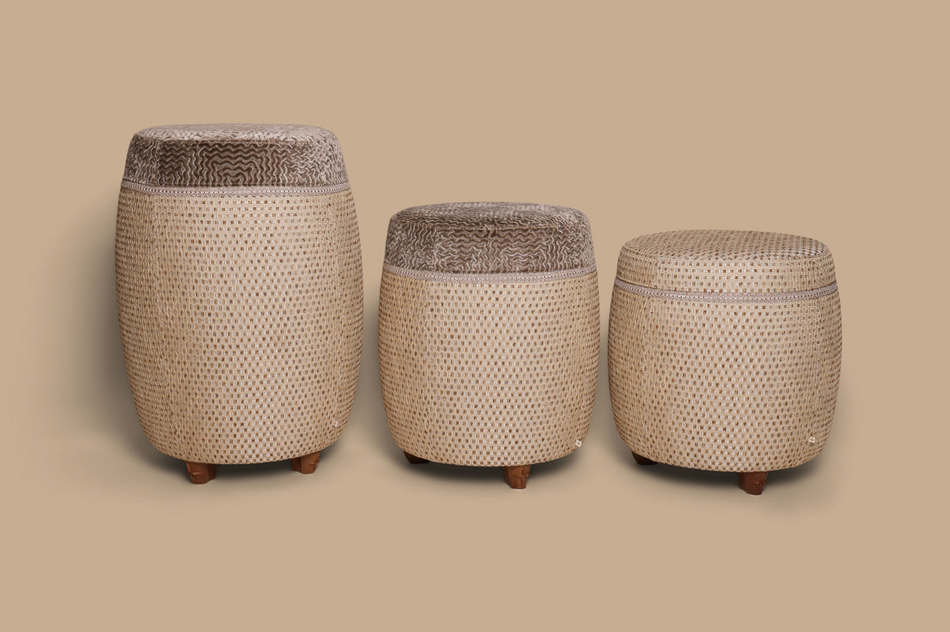 Luxe barkruk stoel poef met luxe stof bruin goud patroon 