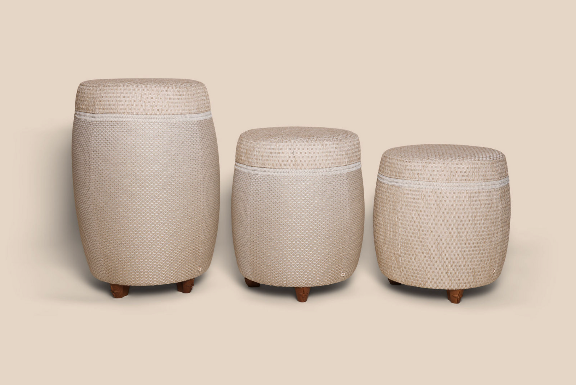 Luxe barkruk stoel poef met luxe stof wit goud patroon 