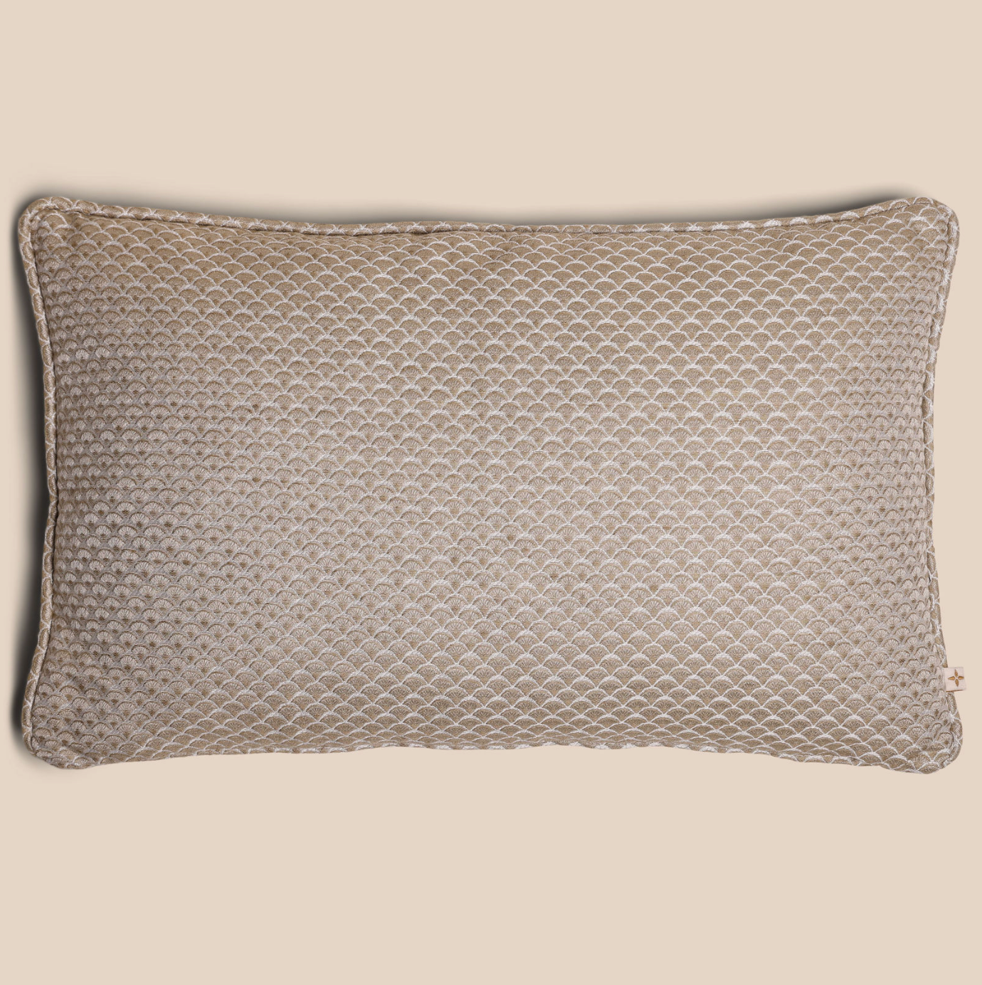 Luxe kussen met luxe stof wit goud patroon 