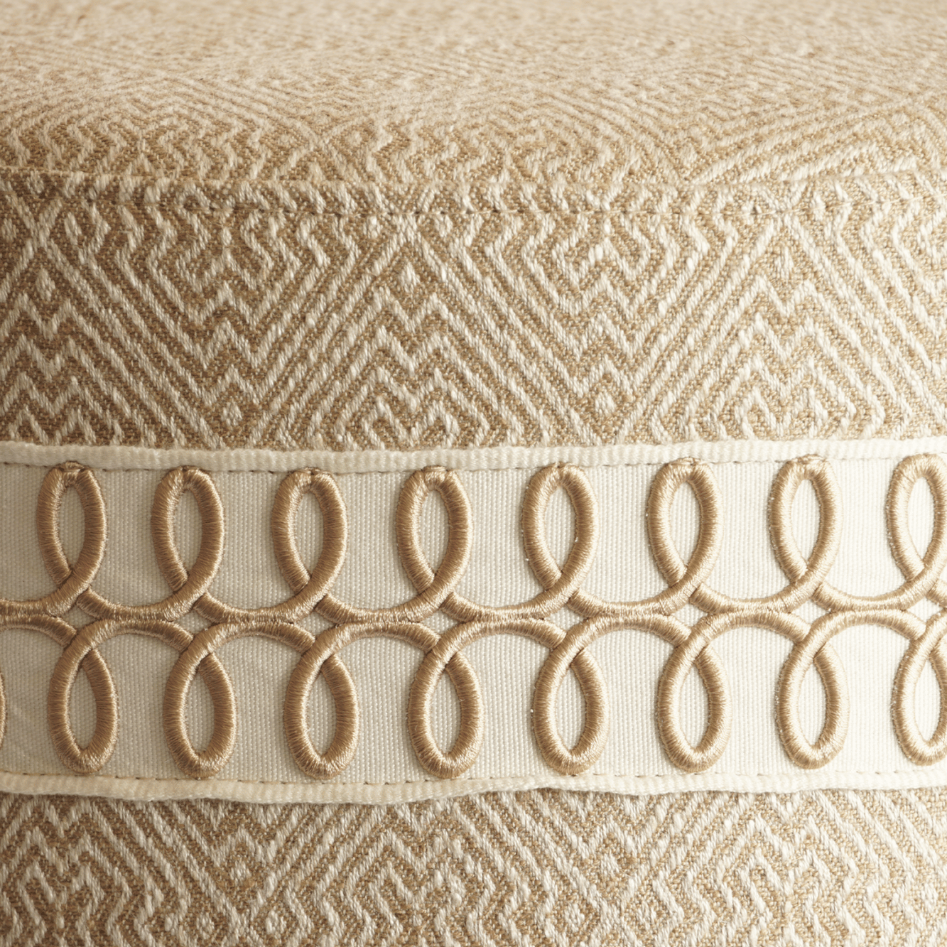 Luxe poef geometrische print beige goud sierband 