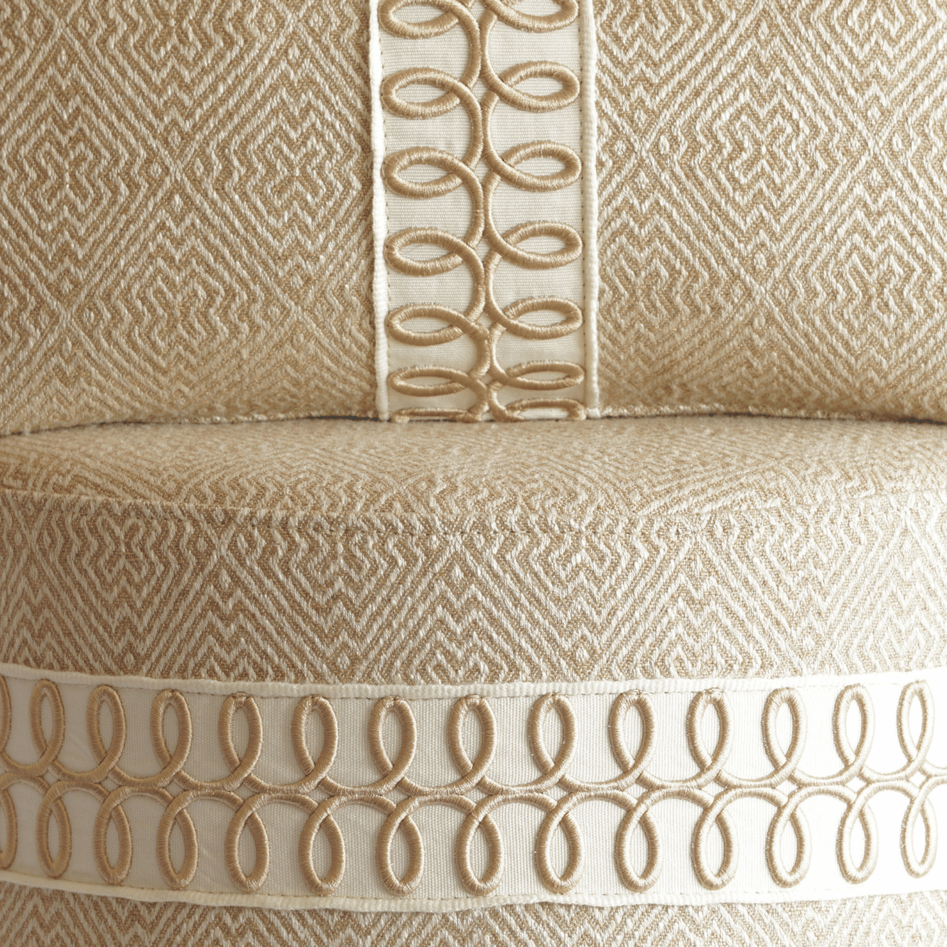 Luxe sierkussen beige wit geometrisch geweven patroon sierband gouden lus