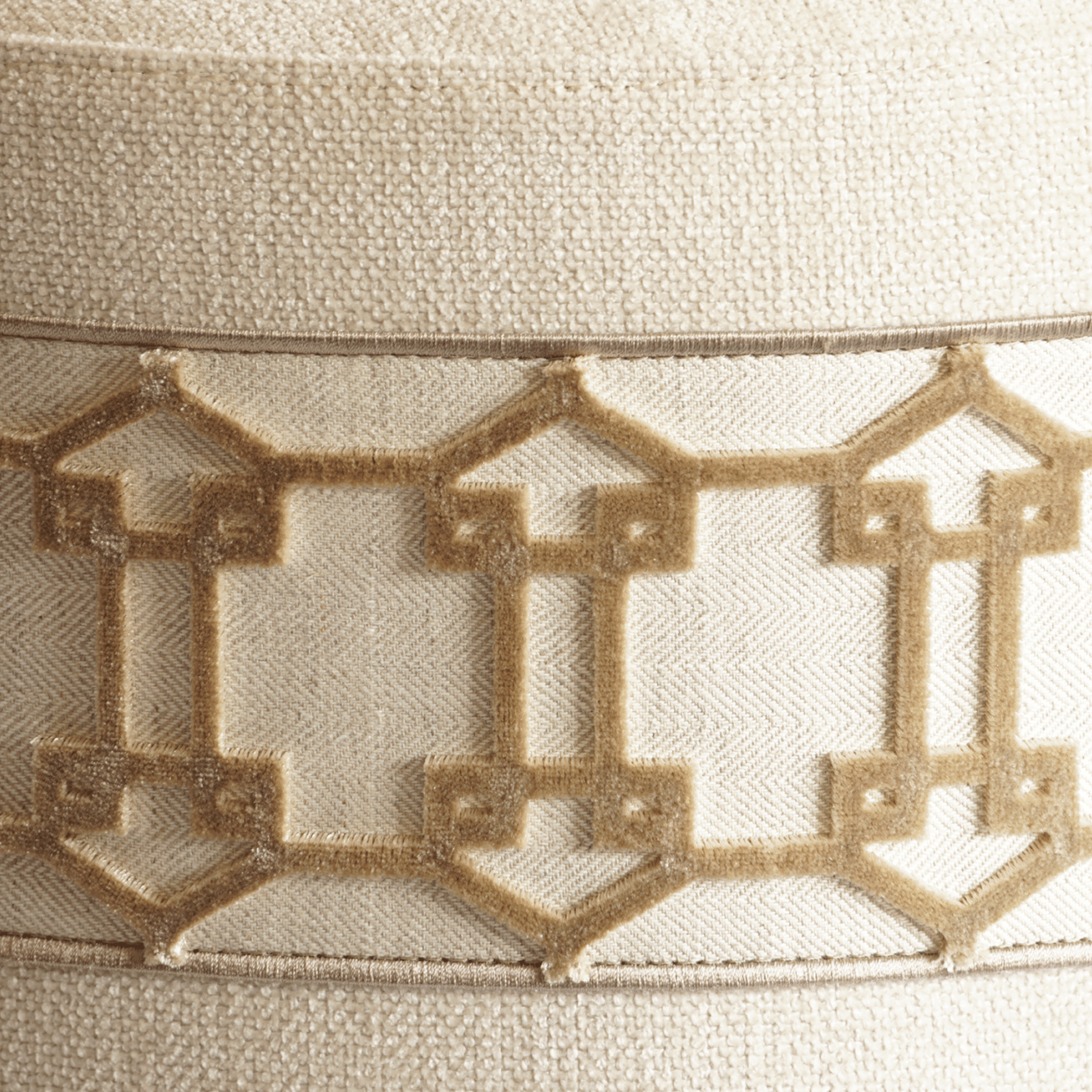 Luxe poef met luxe stof en sierband beige goud