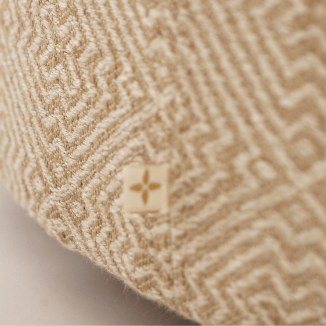 Luxe poef geometrische print beige goud sierband 