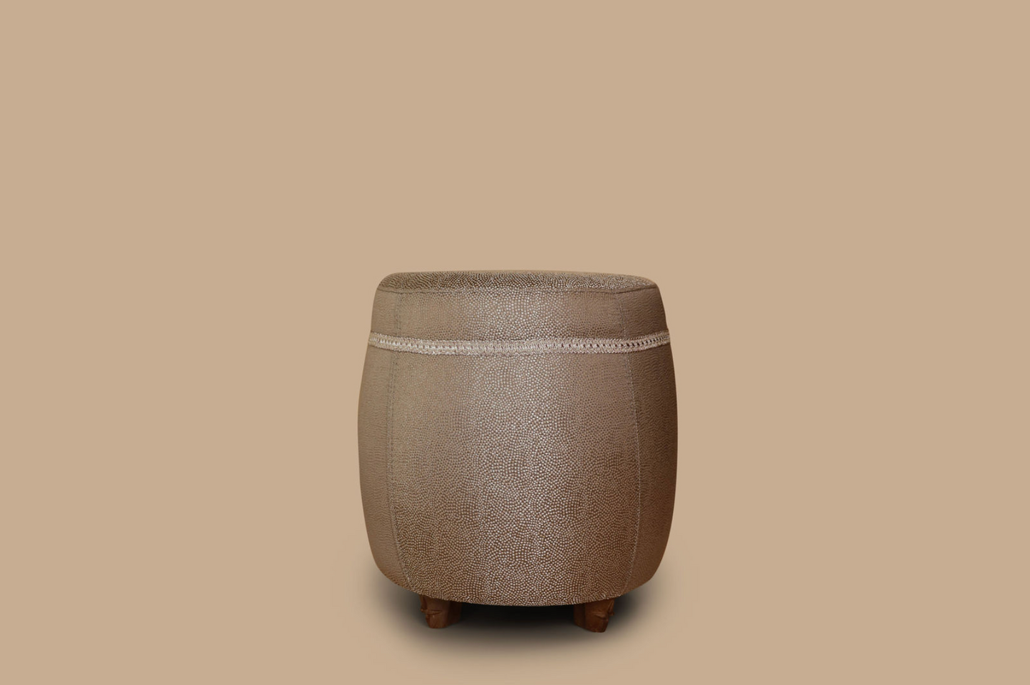 Luxe poef met luxe stof goud bruin patroon glimmend