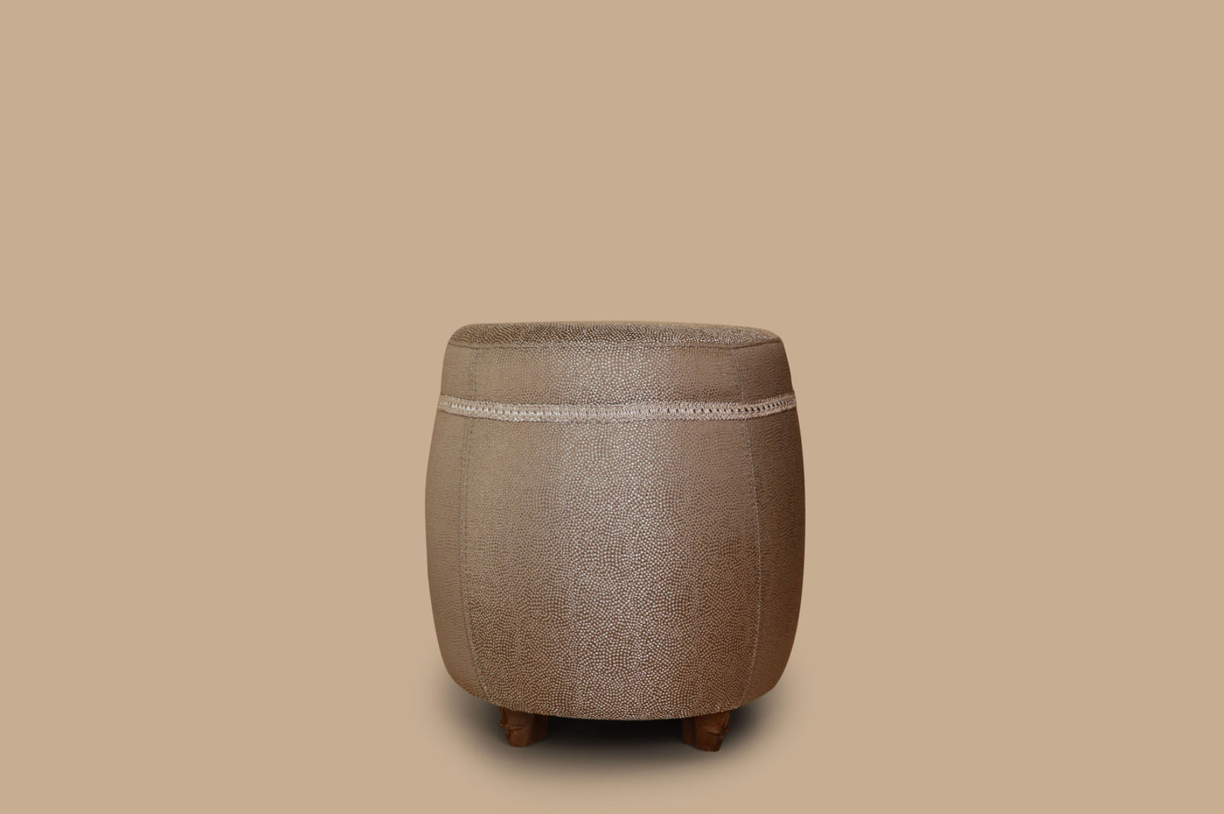 Luxe poef met luxe stof goud bruin patroon glimmend