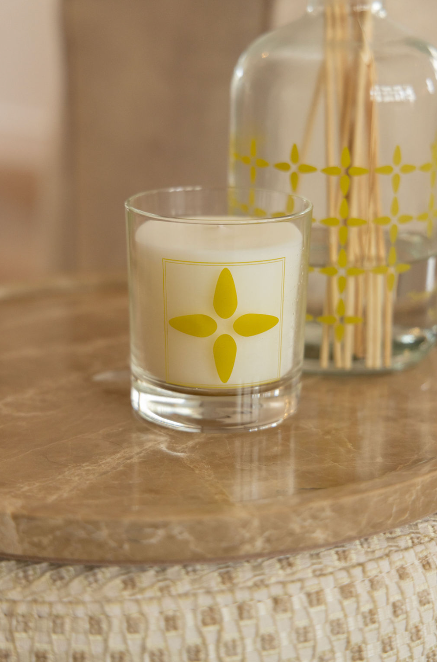 Luxe geurkaars geurstokken baccarat marmere dienblad beige rond