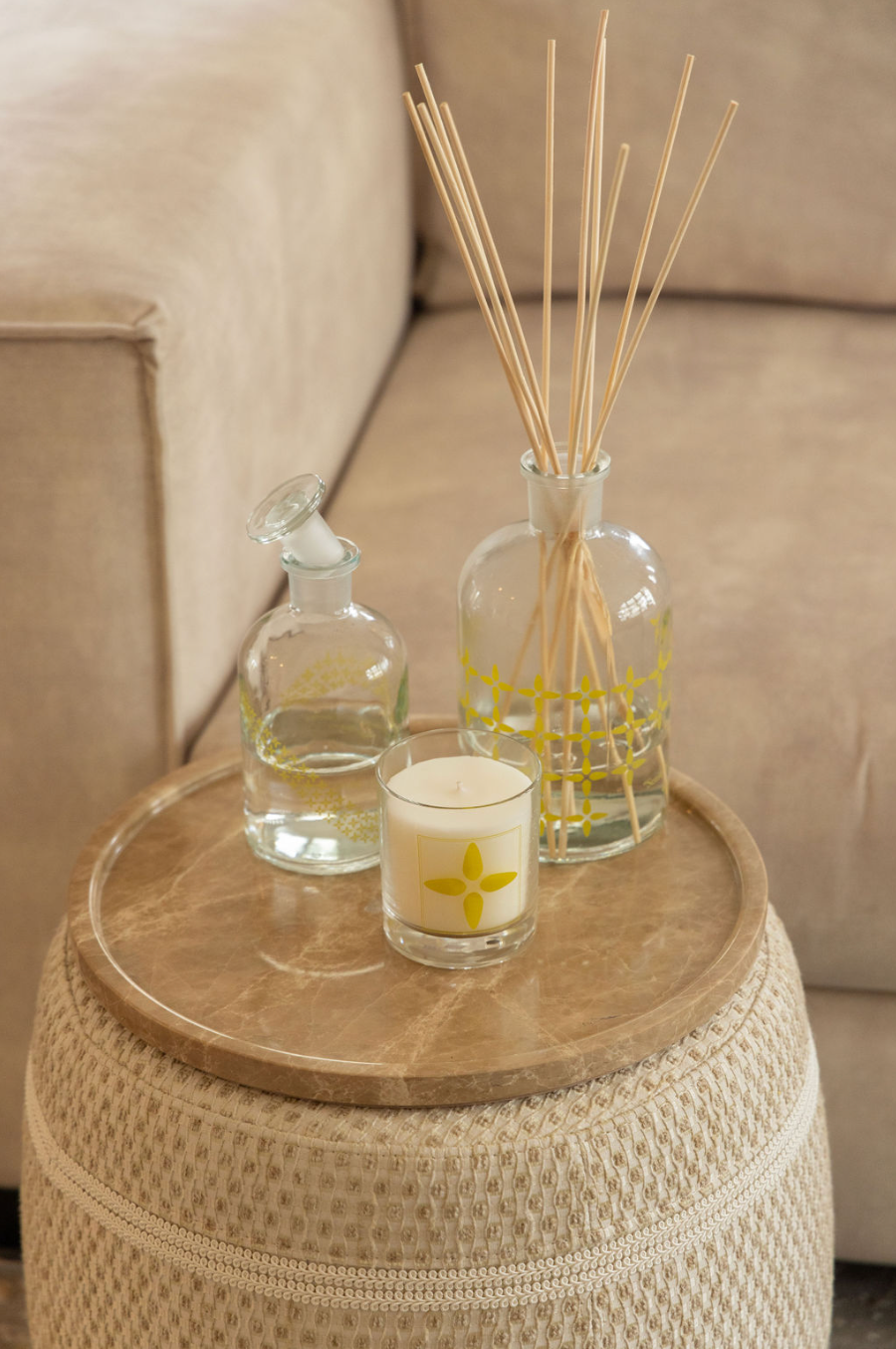 Luxe geurkaars geurstokken baccarat marmere dienblad beige rond luxe poef wit goud beige