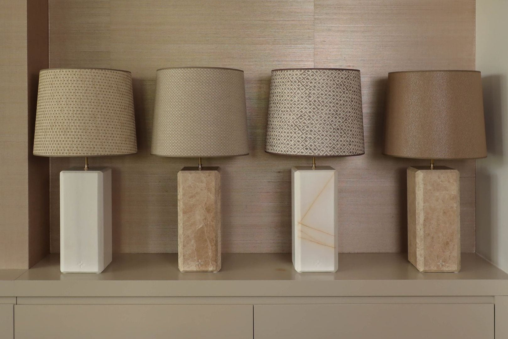 Marmere lampen wit en beige met luxe lampenkappen 