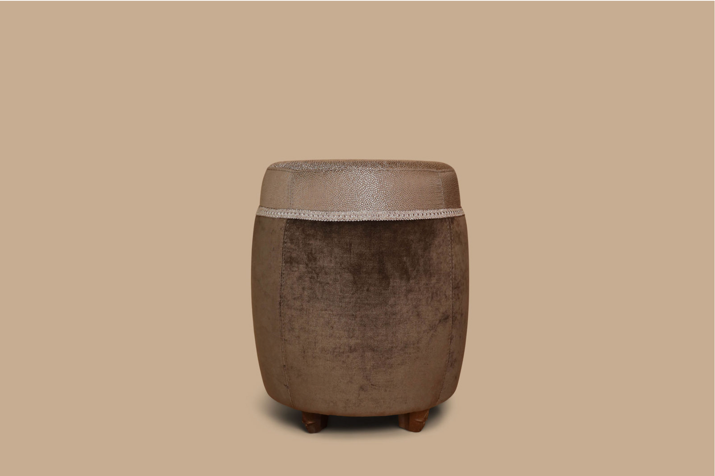 Luxe stoel poef luxe stof bruin goud patroon houten pootjes