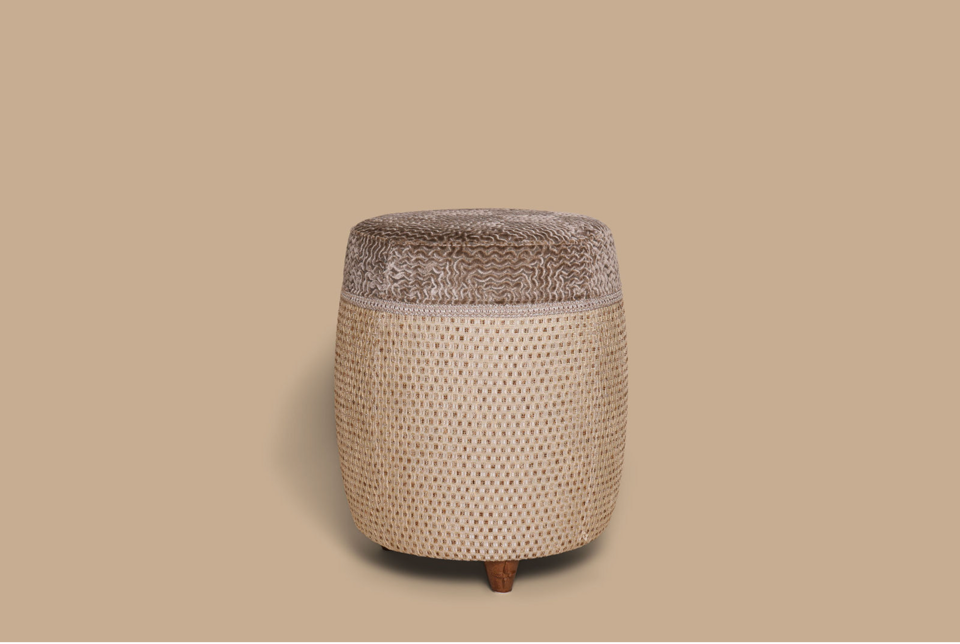 Luxe stoel poef  met luxe stof bruin goud patroon 