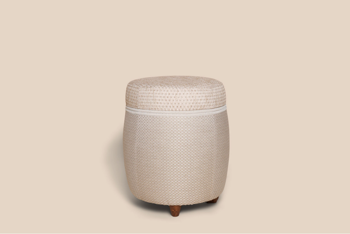 Luxe stoel poef met luxe stof wit goud patroon