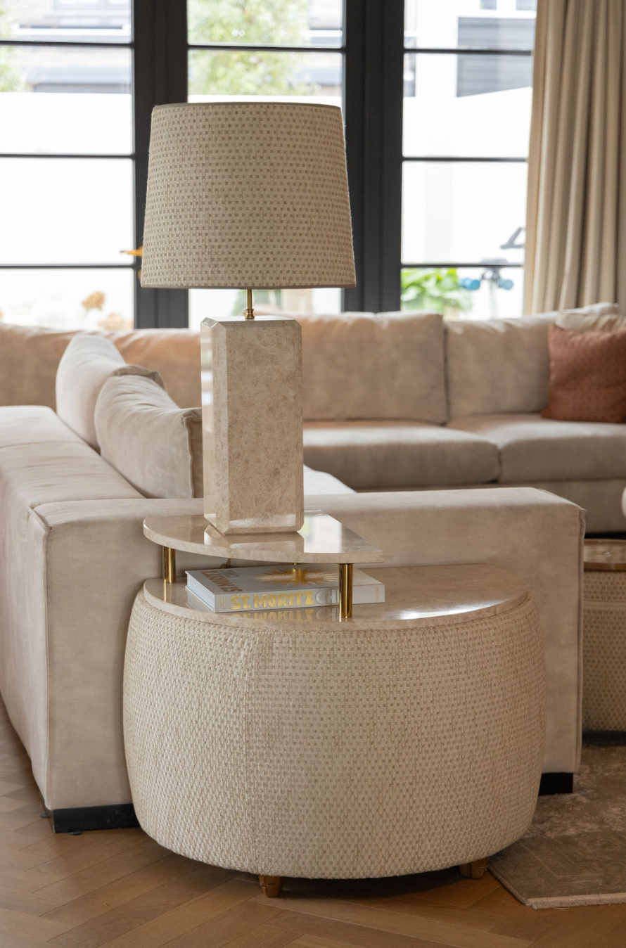 Marmere lamp met kap en bijzettafel met marmere blad beige