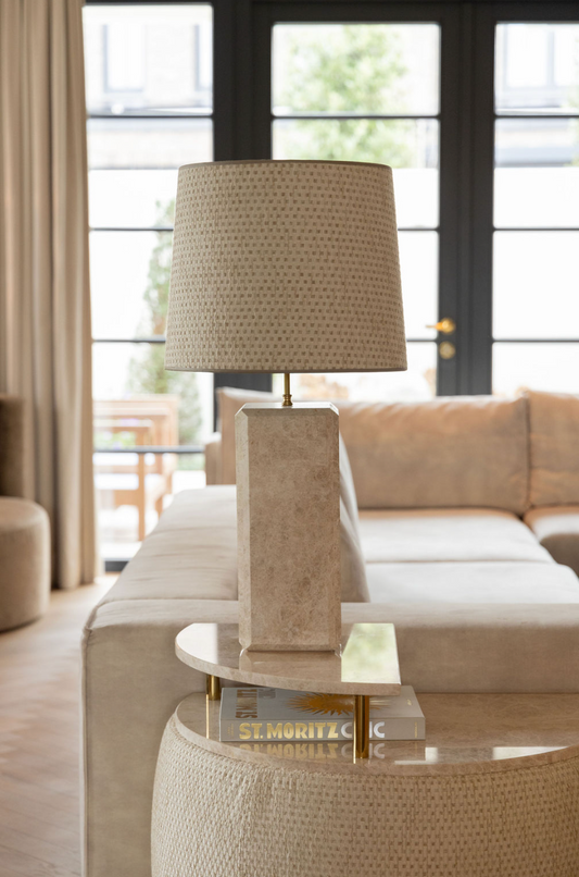Marmere lamp met kap en bijzettafel met marmere blad beige