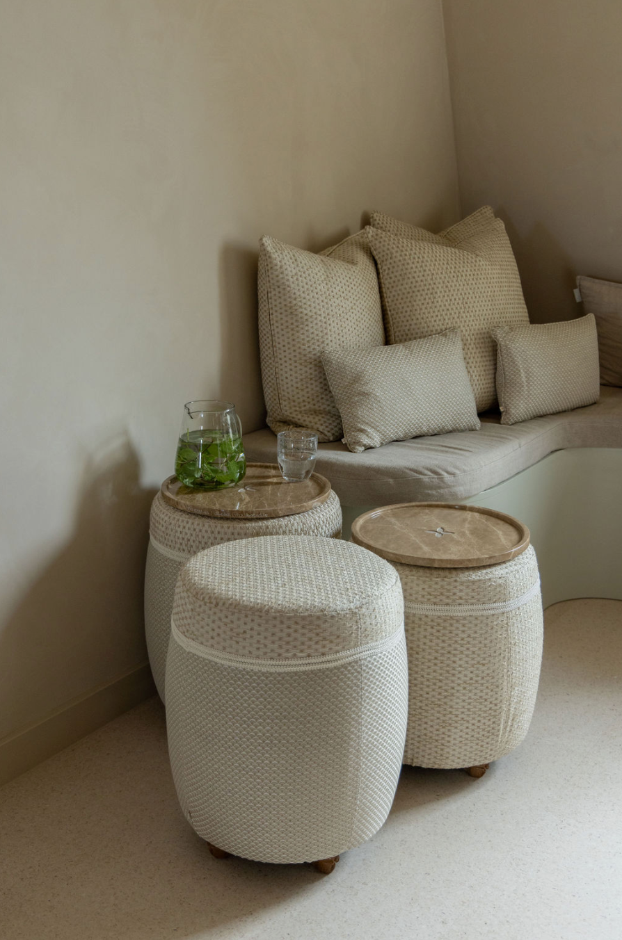 Luxe stof Stoel en poef wit goud